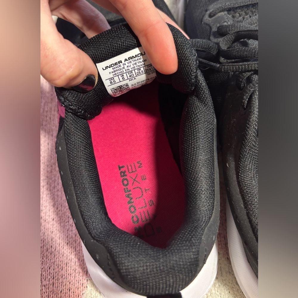 Under Armour Woman’s Black Trainers with Pink Logo - Picture 4 of 5